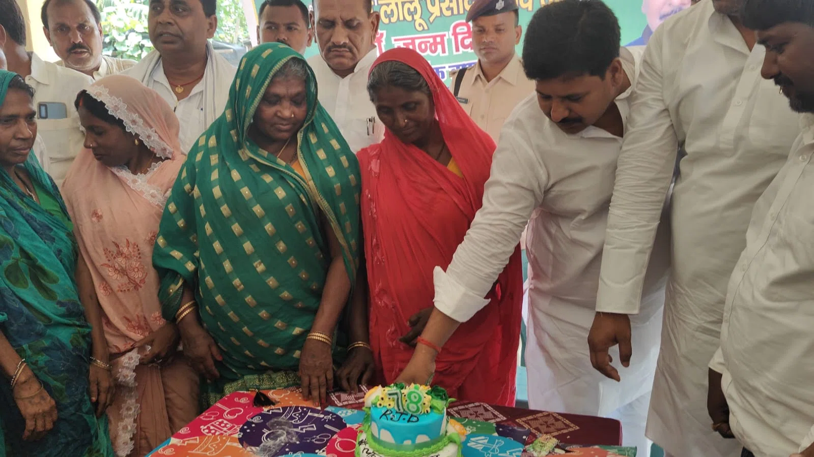राबड़ी नगर में धूमधाम से मनाया राजद सुप्रीमो लालू प्रसाद यादव का 78वां जन्मदिन,दलित महिलाओं ने काटा जन्मदिन का केक, राजद विधायक राकेश रोशन और जिलाध्यक्ष मनोहर यादव ने सबको कराया भो