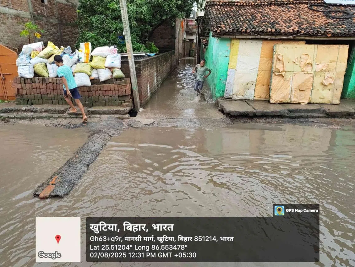 खगड़िया जिले के मानसी नगर पंचायत में जल-जमाव से जनजीवन अस्त-व्यस्त, SH-95 के नीचे बंद नाला बना मूल कारण