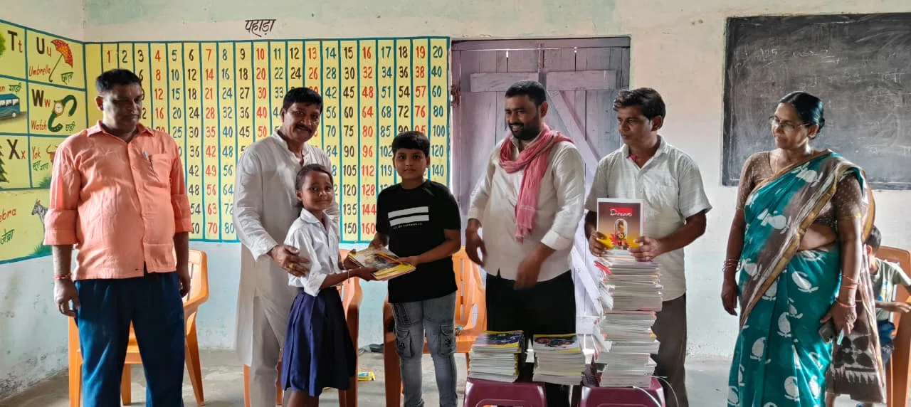 आदित्याभय के जन्मदिन पर शिक्षा की सौगात, बच्चों में बांटी गई कॉपी और कलम