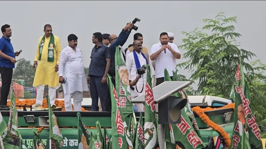 खगड़िया में तेजस्वी यादव की दहाड़: “नीतीश कुमार चीफ मिनिस्टर नहीं, चीट मिनिस्टर हैं…स्मार्ट मीटर नहीं चीटर मीटर है…अगर नौकरी चाहिए तो एक बार हमें मुख्यमंत्री बनाइए, जिसके पास डिग्र
