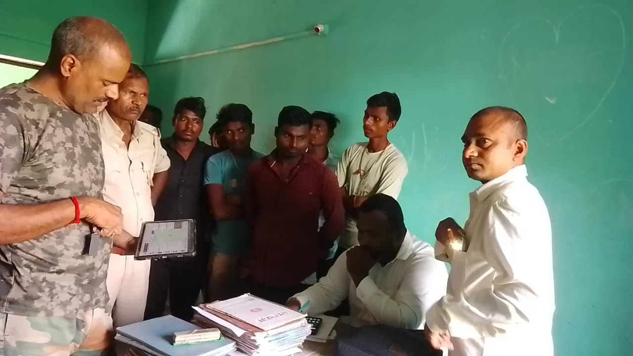 शराब पीकर रोज स्कूल में भी झूमते थे हेडमास्टर साहब ..आज हो गए जनता की कोप का शिकार और पहुंच गए हवालात
