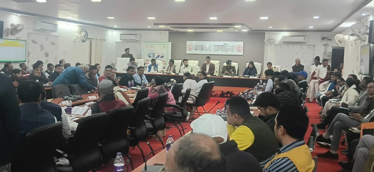खगड़िया में दिशा बैठक बनी जवाबदेही का मंच: सांसद राजेश वर्मा की मौजूदगी में सड़क, शौचालय, खेल मैदान, ड्रग्स और भूमिहीनों के पर्चे तक पर हुई सख्त समीक्षा