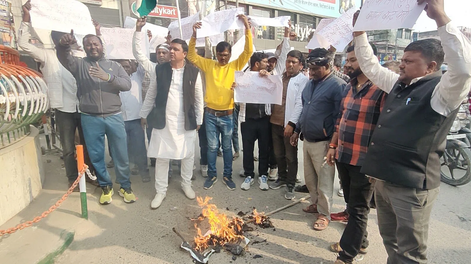 पूर्णिया सांसद पप्पू यादव की गिरफ्तारी के विरोध में खगड़िया में सड़कों पर उतरे सैकड़ों युवा, मुख्यमंत्री का किया पुतला दहन, सरकार पर लोकतंत्र कुचलने का आरोप
