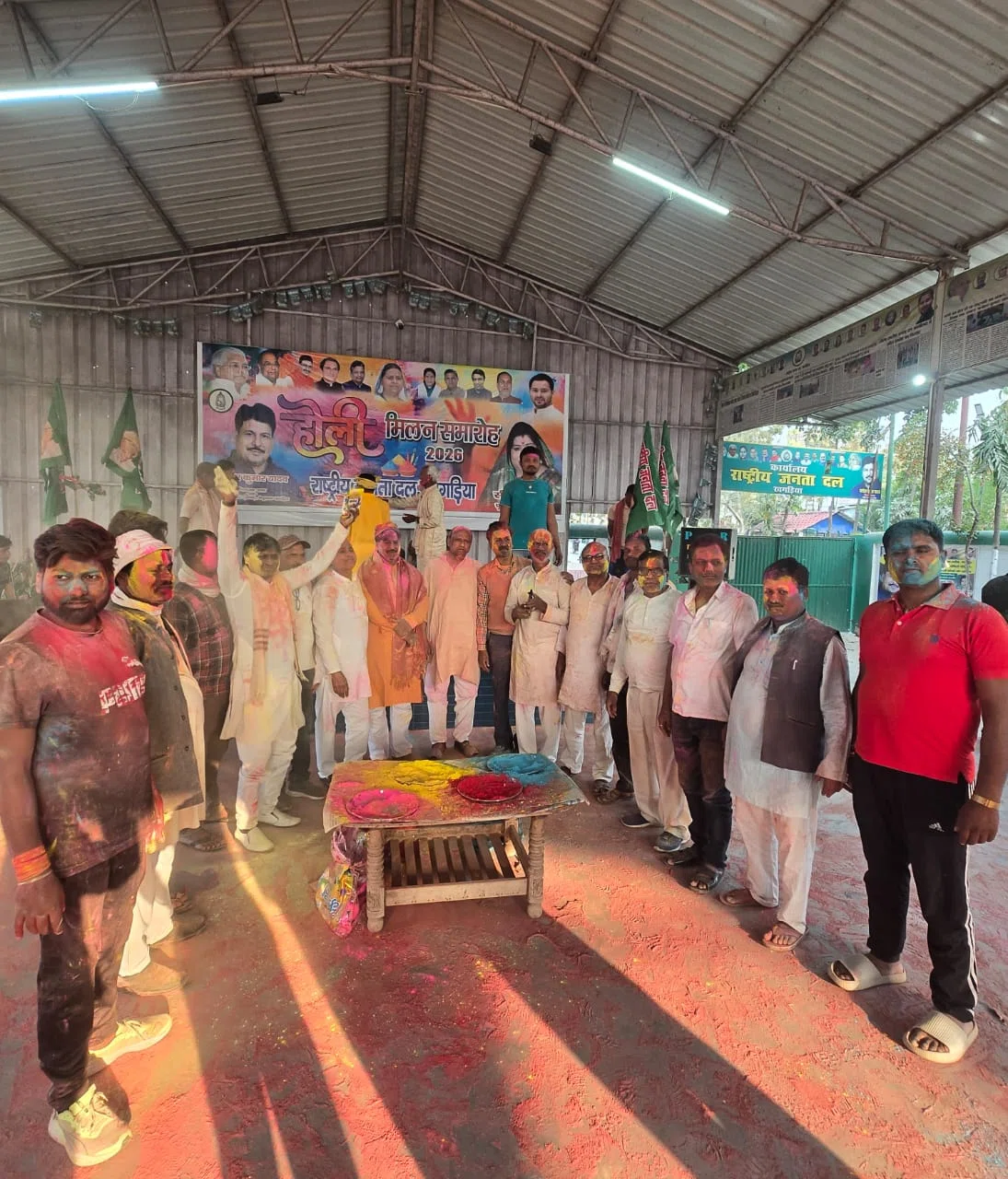 अबीर-गुलाल में नहाया राजद कार्यालय, फगुआ की धुन पर झूमा खगड़िया