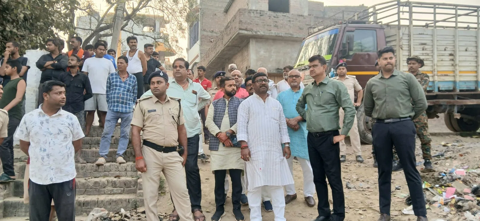 शहर में ट्रैफिक दबाव कम करने के लिए बायपास के वैकल्पिक मार्ग पर मंथन, विधायक बबलू मंडल और डीएम ने किया निर्माणाधीन सड़क का निरीक्षण
