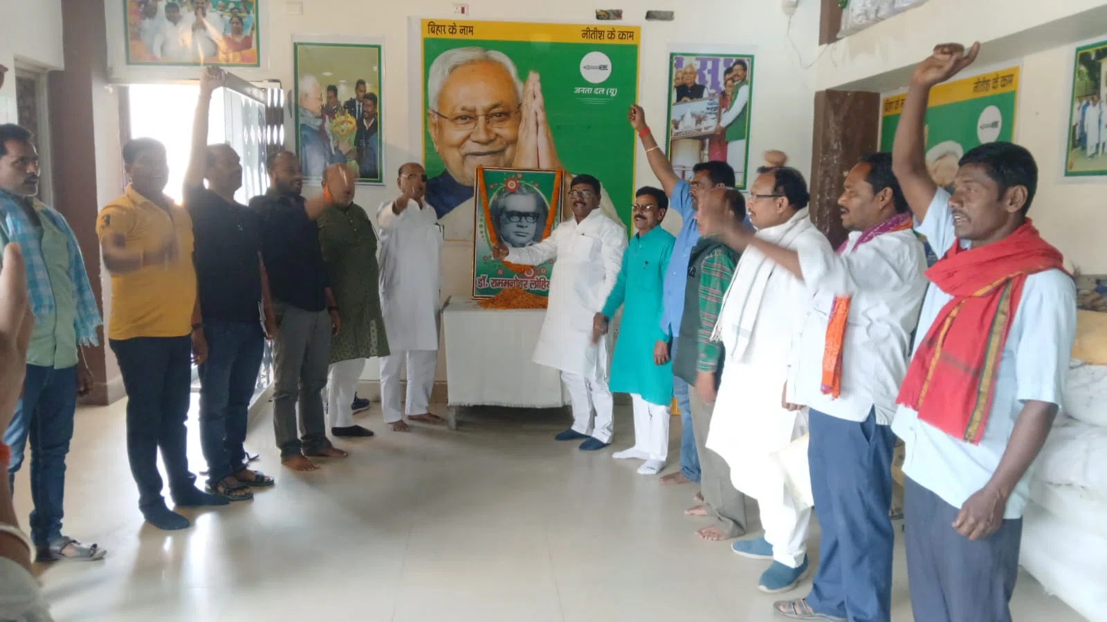 डॉ. राममनोहर लोहिया की जयंती पर श्रद्धांजलि, खगड़िया विधायक बबलू मंडल ने उनके विचारों को बताया आज भी प्रासंगिक, कचहरी रोड स्थित प्रधान कार्यालय में धूमधाम से मनाई गई जयंती
