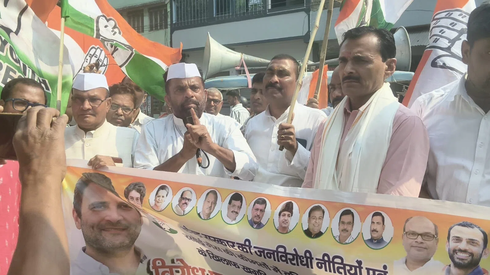 महंगाई की आग में सियासत का विस्फोट: गैस संकट पर खगड़िया में कांग्रेस का हल्ला बोल, सड़कों पर उबाल—PM मोदी और पेट्रोलियम मंत्री का फूंका पुतला!!