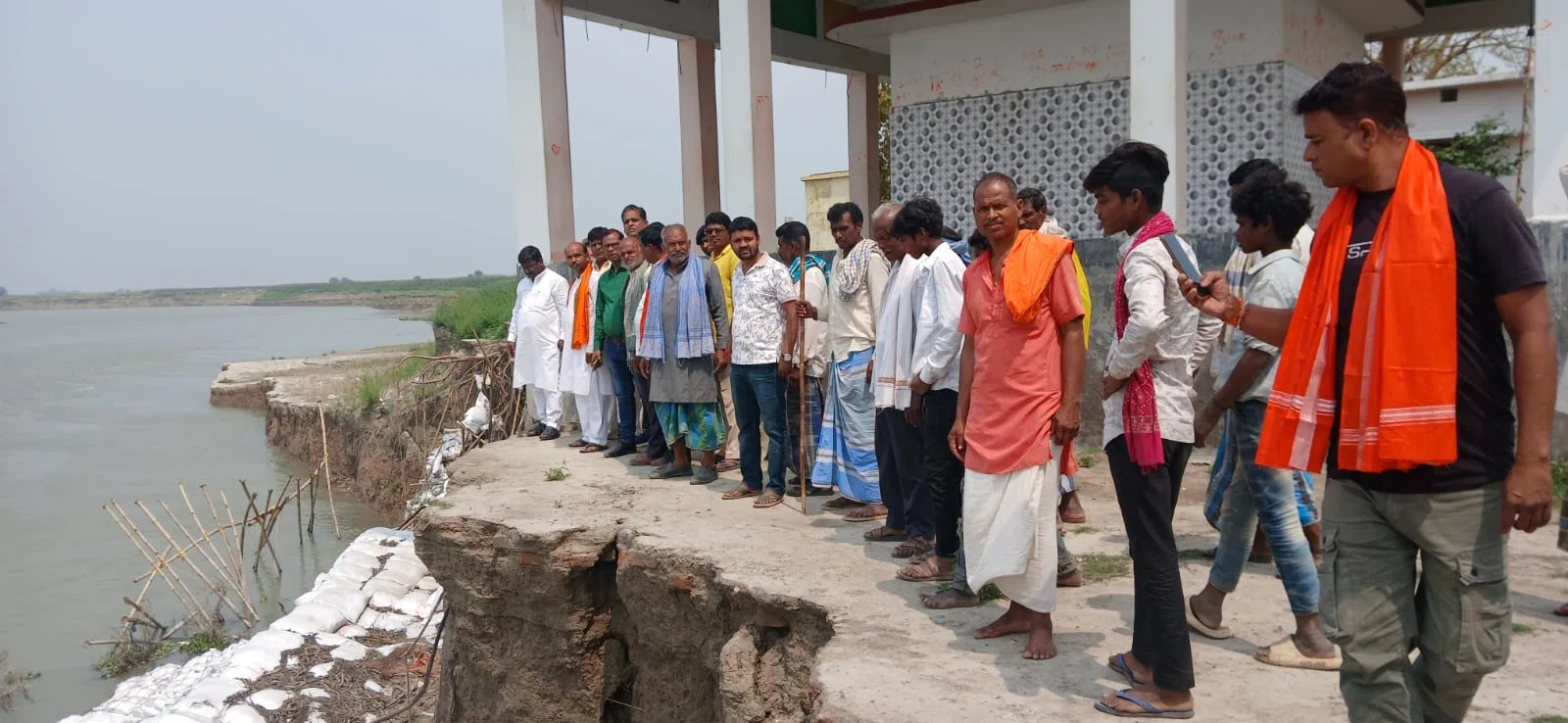 बागमती का कहर: संकट में ‘बड़ी मां कात्यायनी शक्तिपीठ’, विधायक बबलू कुमार मंडल ने संभाली कमान