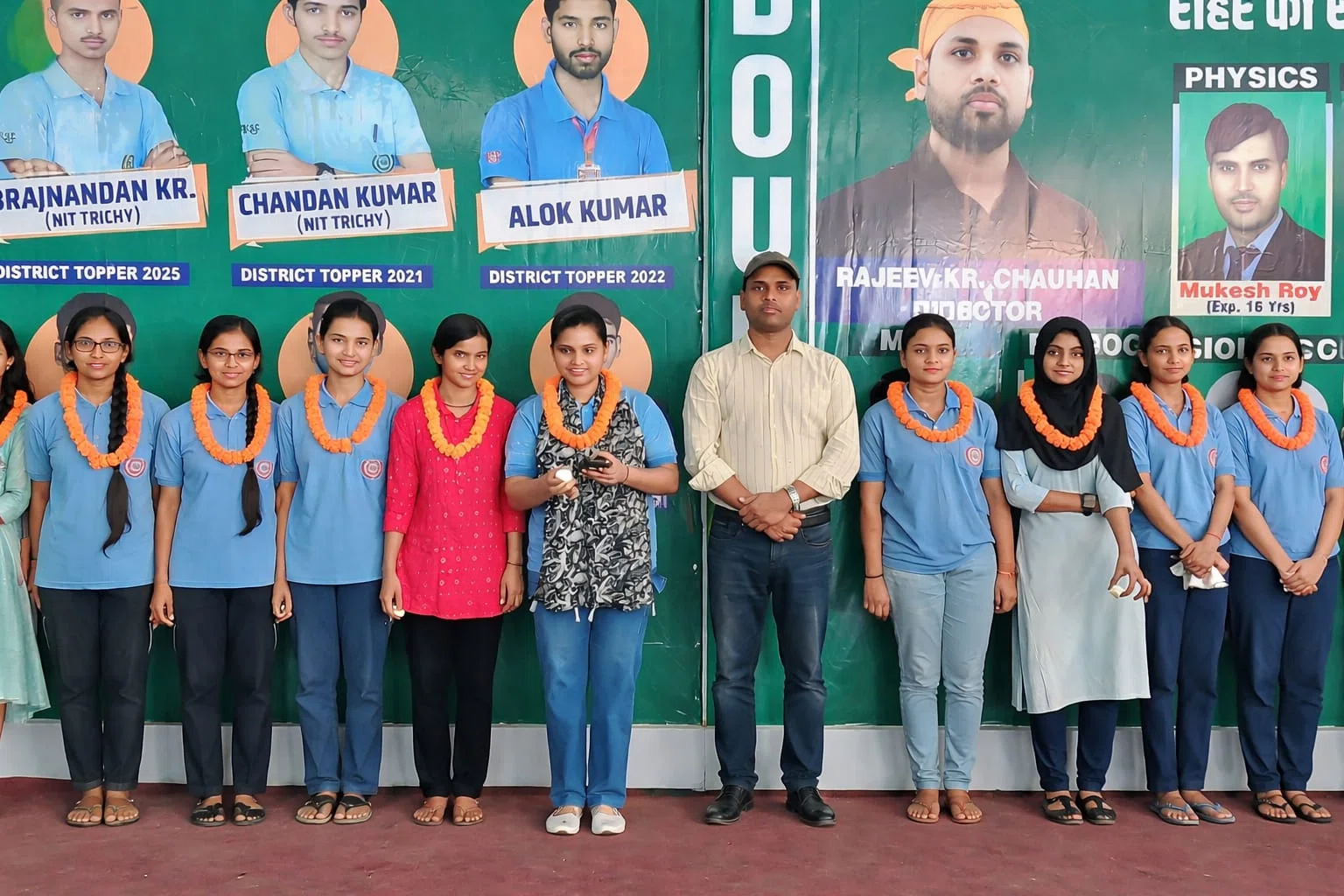 खगड़िया में शिक्षा का नया कीर्तिमान: कोशी साइंस क्लासेज के 80 मेधावी विद्यार्थियों ने 12वीं बोर्ड परीक्षा में 400+ अंक से रचा ऐतिहासिक सफलता का रिकॉर्ड!