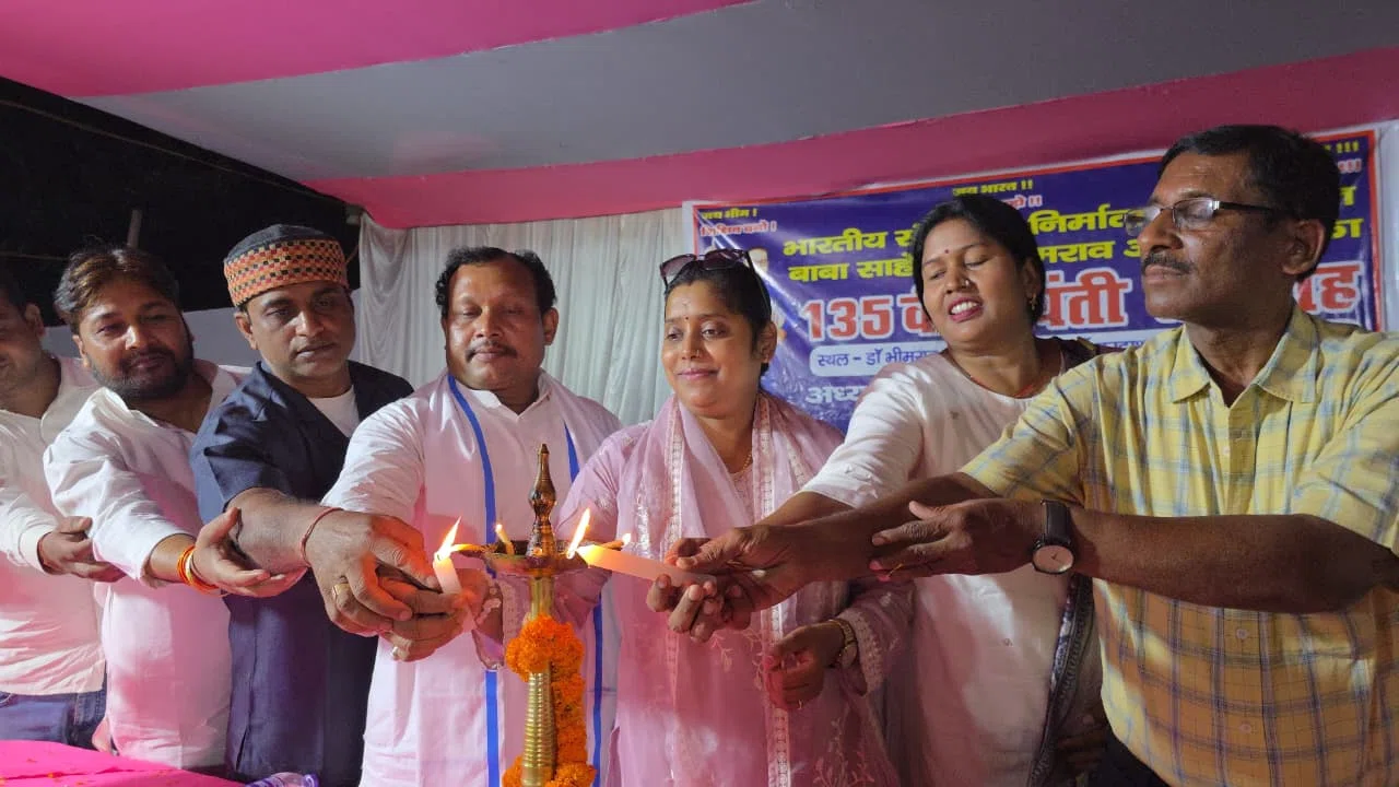संसारपुर बना सामाजिक न्याय का संग्राम स्थल: बाबा साहेब की 135वीं जयंती पर उमड़ा अभूतपूर्व जनसागर, जय भीम के गगनभेदी नारों के बीच अर्चना कुमारी ने किया भव्य अंबेडकर भवन निर्माण का ऐ