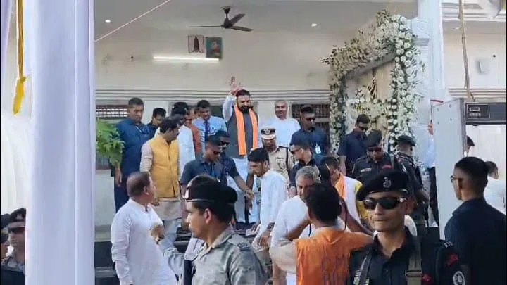 डुमरिया बुजुर्ग बना शक्ति और श्रद्धा का महासंगम: सम्राट चौधरी के आगमन पर कड़ी सुरक्षा के बीच उमड़ा ऐतिहासिक जनसैलाब, चंद्रकला देवी की श्रद्धांजलि सभा बनी भावनाओं और राजनीतिक प्रभाव