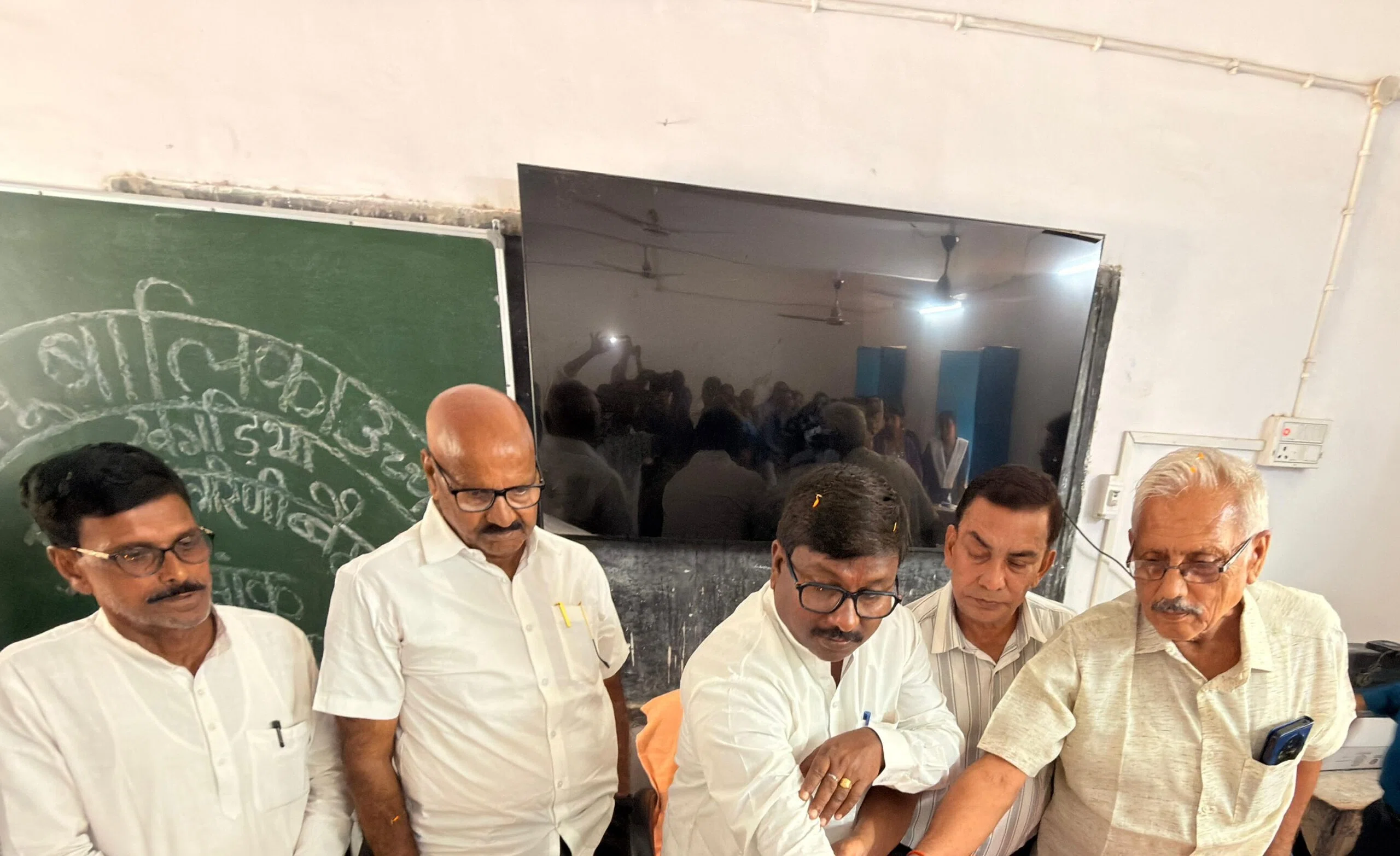 “लाल बाबू गर्ल्स हाई स्कूल में विकास और शिक्षा पर बड़ा मंथन—सदर विधायक बबलू कुमार मंडल ने छात्राओं को दिया सफलता का महामंत्र, बोले: बेटियों की शिक्षा ही समाज के उज्ज्वल भविष्य की स