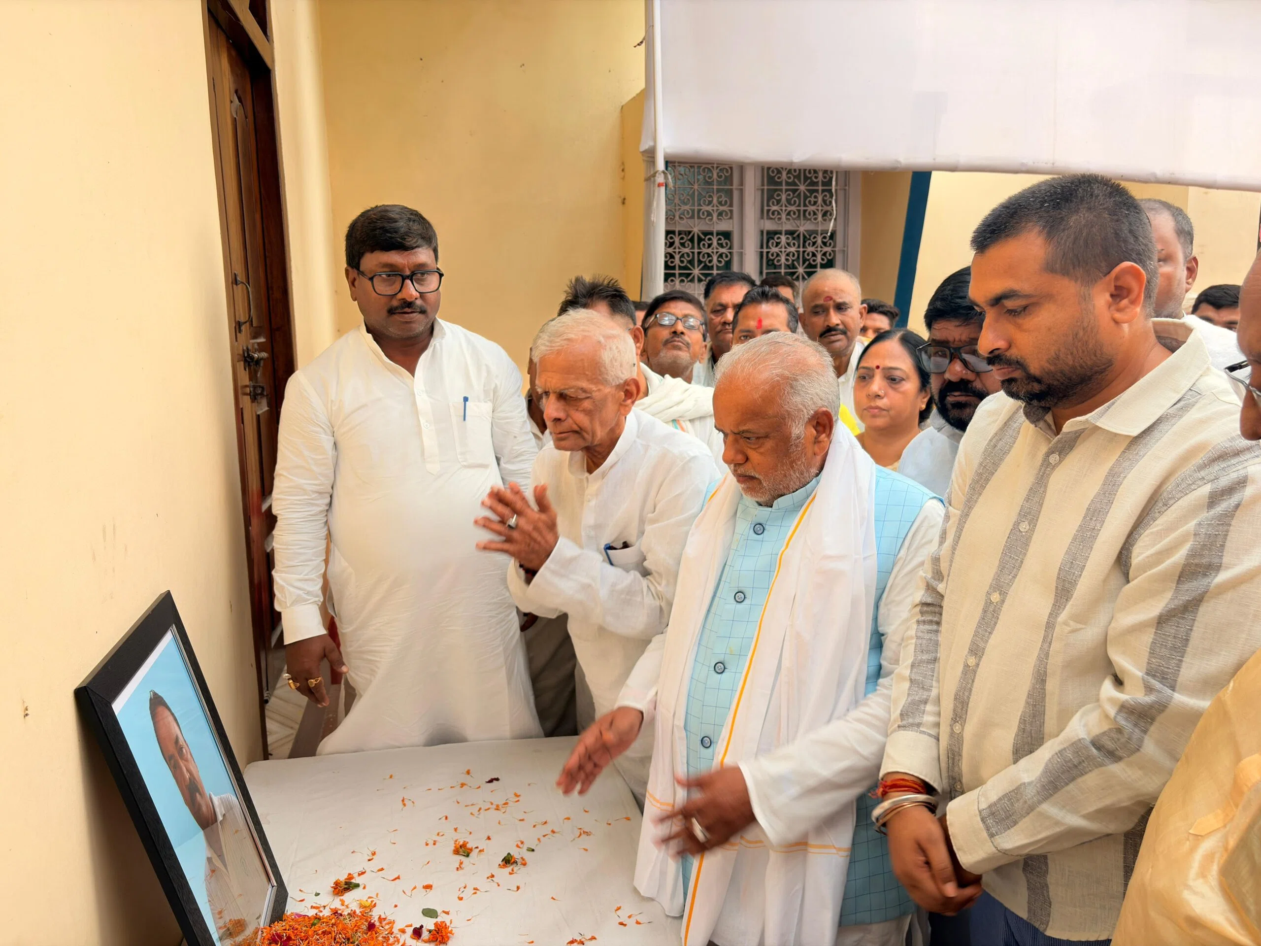 “समाजवादी विचारधारा के प्रखर प्रहरी अरविंद मोहन को अंतिम नमन: श्राद्धकर्म में उमड़ा जनसैलाब, मंत्री श्रवण कुमार व विधायक बबलू मंडल समेत राजनीतिक-सामाजिक जगत की हस्तियों ने दी भावभी
