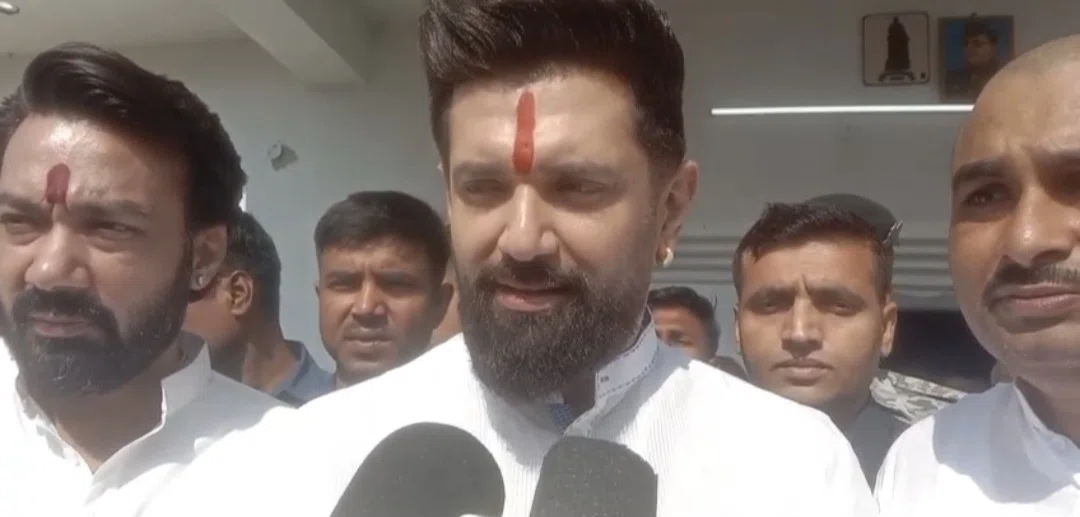 जनसैलाब से गूंजा डुमरिया बुजुर्ग: चंद्रकला देवी की श्रद्धांजलि सभा बनी ऐतिहासिक, केंद्रीय मंत्री चिराग पासवान का भव्य स्वागत, भ्रष्टाचार और पुल हादसों पर सख्त चेतावनी, प्रवासी मजदू