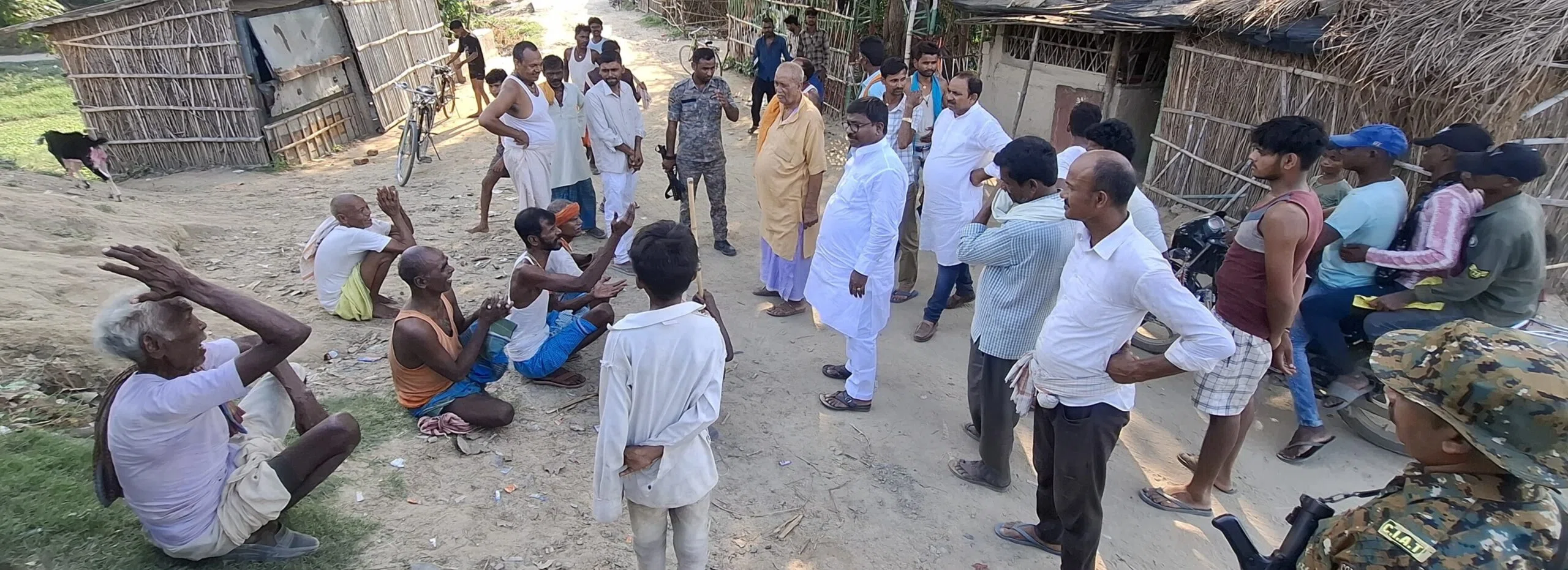 पांच दिनों से अंधेरे में डूबे त्रिभुवन टोला की पुकार पर पहुंचे विधायक बबलू मंडल, बिजली बहाली के लिए अधिकारियों को दिया सख्त निर्देश; जर्जर सड़क निर्माण को लेकर रेलवे से शुरू की पहल