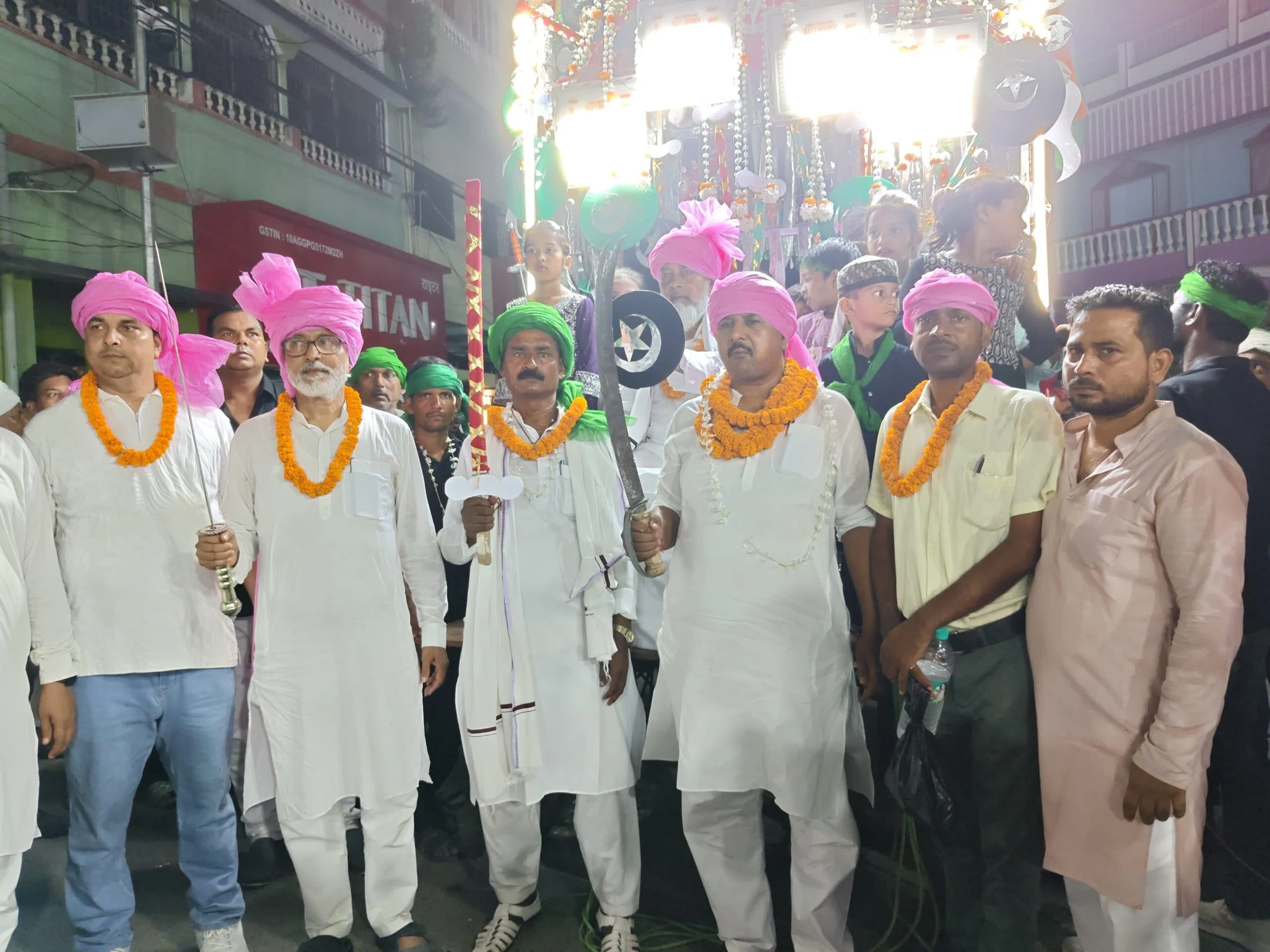 मुहर्रम पर दिखी कौमी एकता की मिसाल,ताजिया जुलूस में उमड़ा खगड़िया,राजद जिलाध्यक्ष मनोहर यादव बोले- सभी धर्मों के लोग मिलकर मनाते हैं पर्व,प्रशासन की व्यवस्था रही चाक-चौबंद