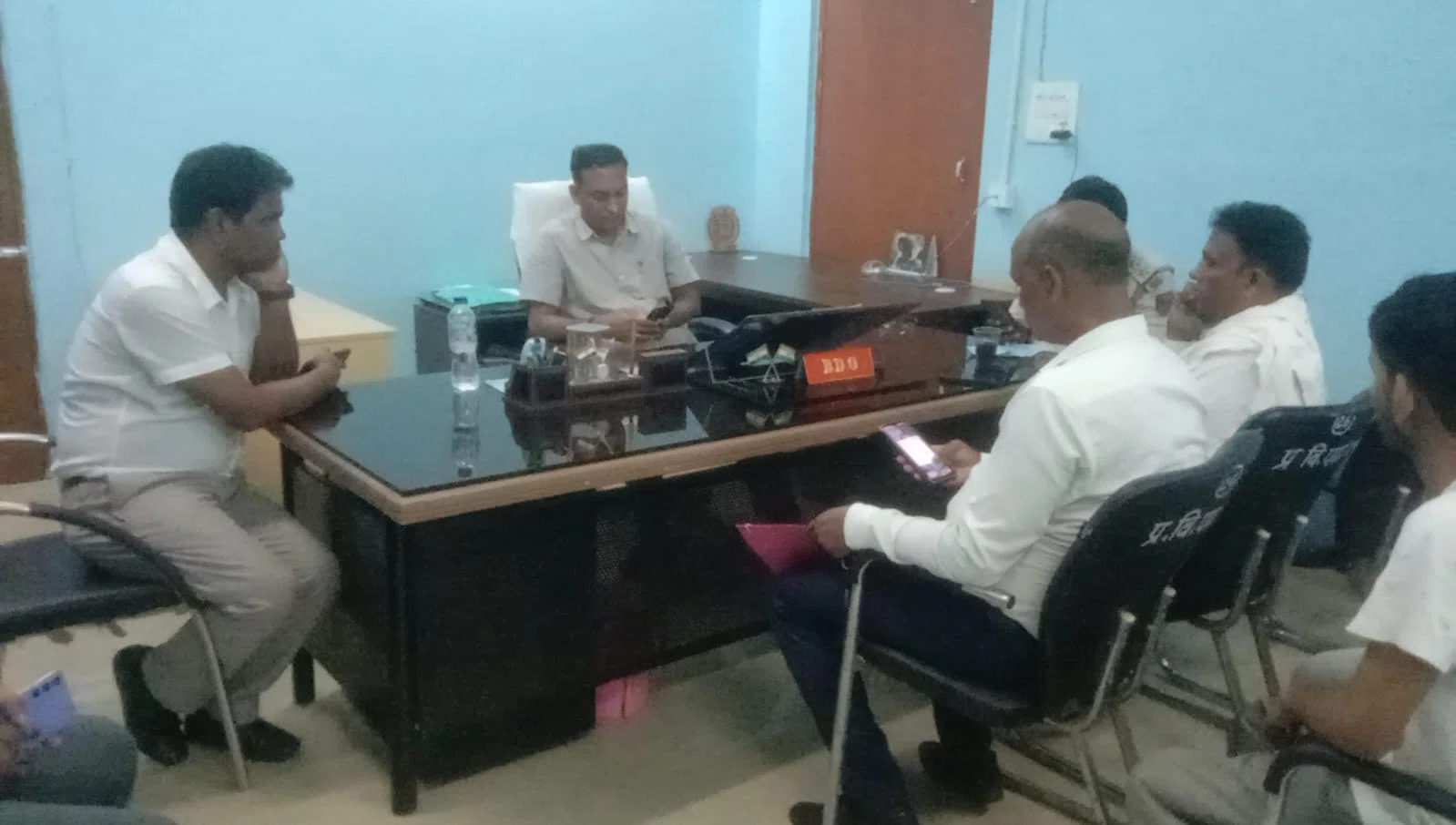 खगड़िया के परबत्ता CO दफ्तर में दिनदहाड़े बवाल,सरकारी काम कर रहे CO हरिनाथ राम पर युवक का हमला,आरोपी अनोज सिंह गिरफ्तार,CCTV फुटेज से खुलेगा राज!!