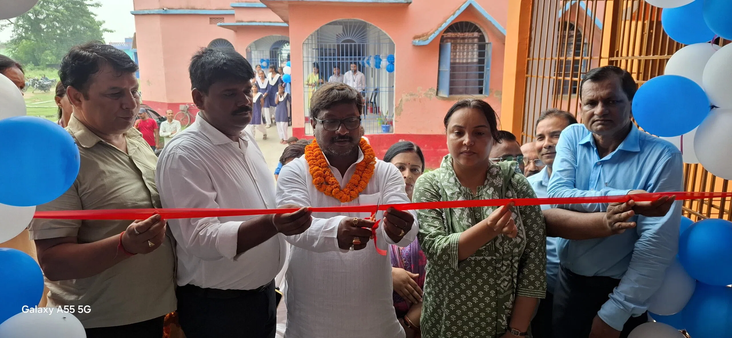 खगड़िया में शिक्षा क्रांति का आगाज़: सोनवर्षा रहीमपुर में मॉडल स्कूल का भव्य शुभारंभ, विधायक बबलू कुमार मंडल ने फीता काटकर किया उद्घाटन, बोले— आधुनिक और गुणवत्तापूर्ण शिक्षा से संव