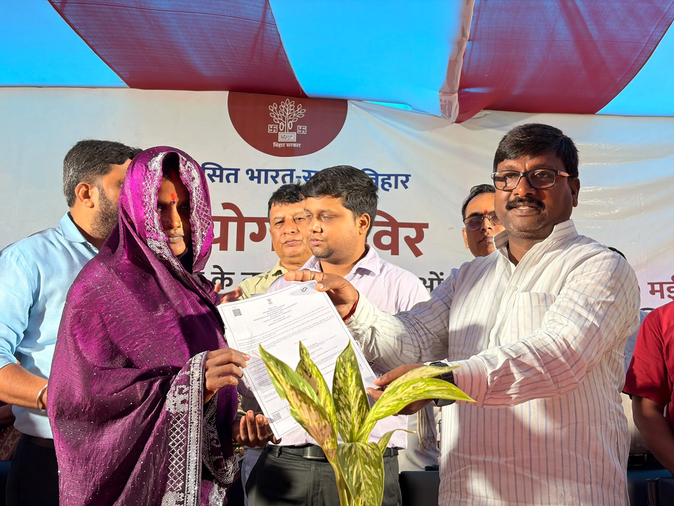 खगड़िया में जनता को बड़ी राहत का ऐलान! अब नहीं होगी सरकारी दफ्तरों की दौड़, लाभगांव से शुरू हुआ 'जनसेवा का महाअभियान'; सदर विधायक बबलू कुमार मंडल ने सहयोग शिविर का किया शुभारंभ, बो