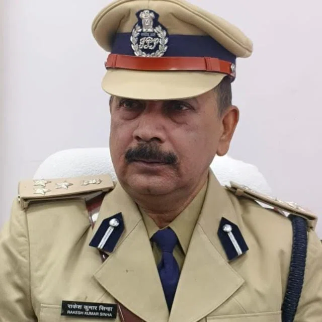 तीन दशक की बेदाग और शानदार पुलिस सेवा को मिला केंद्र सरकार का बड़ा सम्मान! DIG राकेश कुमार सिन्हा को केंद्रीय गृह मंत्रालय ने प्रदान किया ‘सराहनीय सेवा पदक’, DSP से DIG तक के सफर म