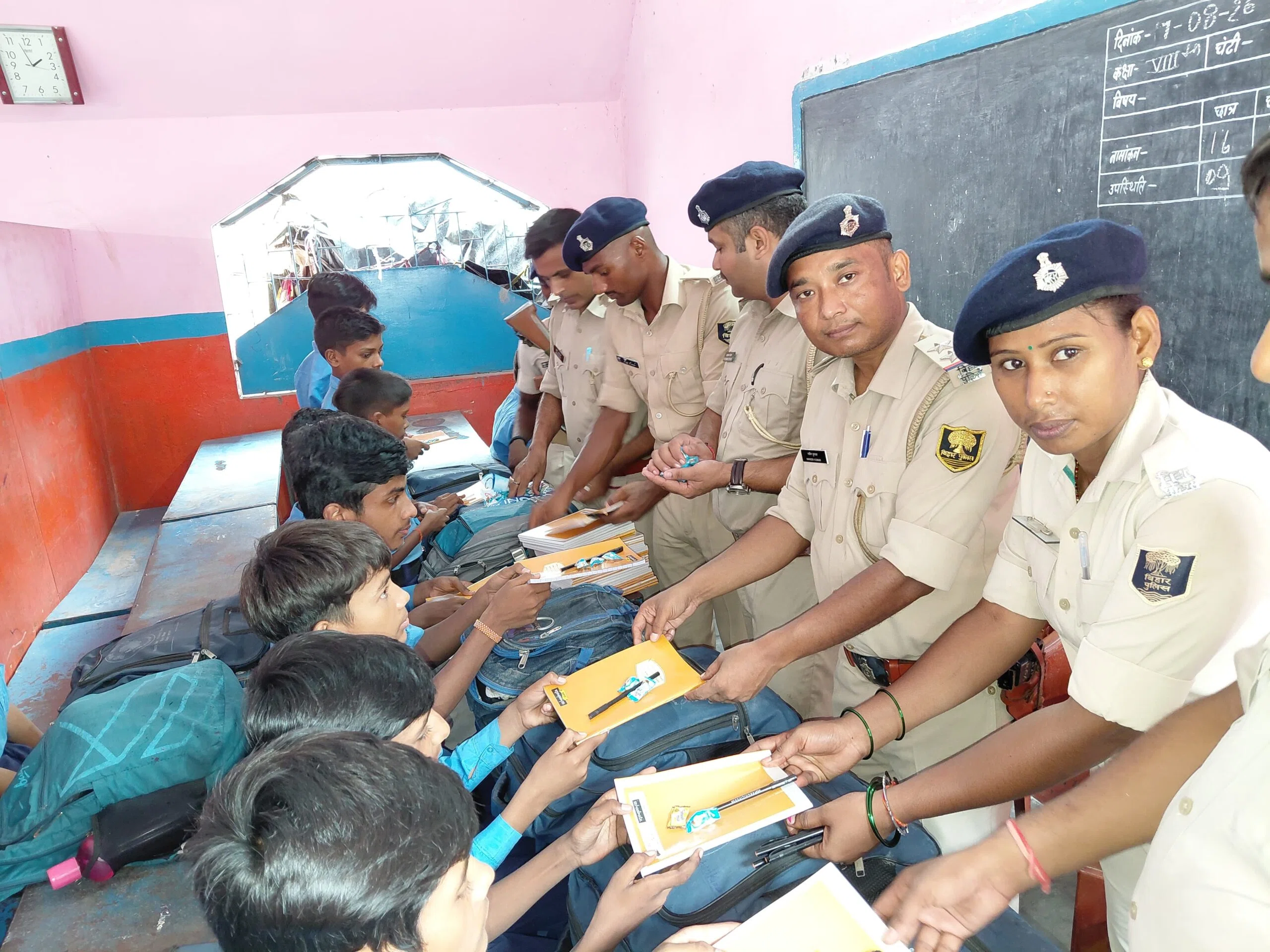 खाकी ने जीता नन्हे दिलों का भरोसा! मध्य विद्यालय सन्हौली में थानाध्यक्ष नवीन कुमार के नेतृत्व में चित्रगुप्त नगर थाना पुलिस ने सभी बच्चों को बांटी कॉपी, कलम और टॉफी, खिल उठे चेहरे