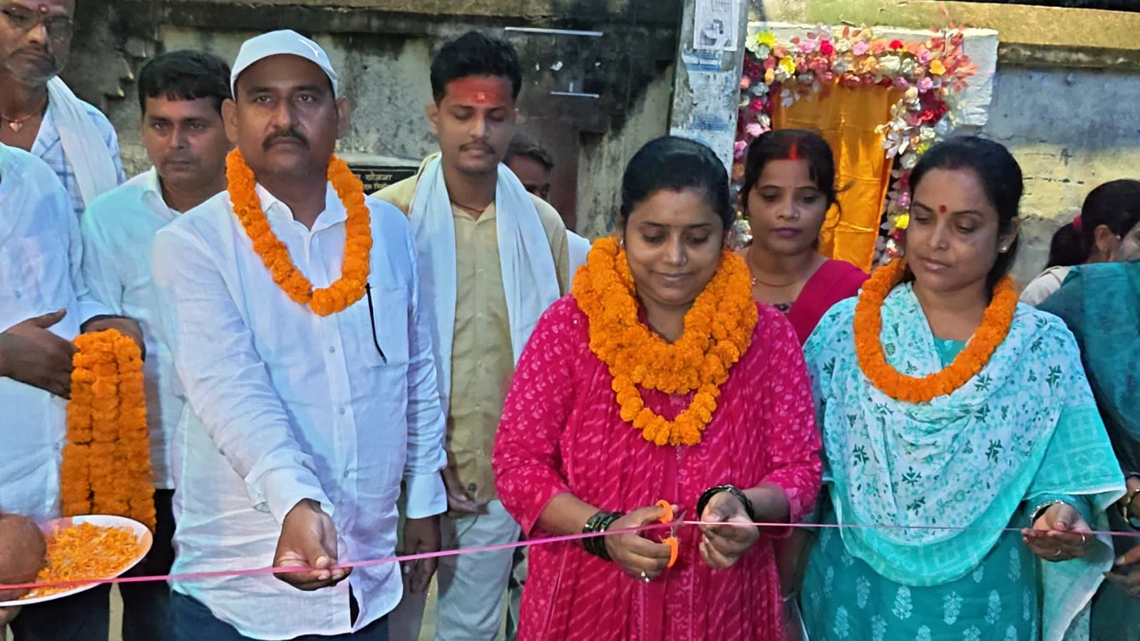 वार्ड नं - 33 को मिली विकास की सबसे बड़ी सौगात! ₹15.53 लाख की लागत से चमचमाती PCC सड़क का निर्माण पूरा, नगर सभापति अर्चना कुमारी ने फीता काटकर किया उद्घाटन; बदली इलाके की तस्वीर, व