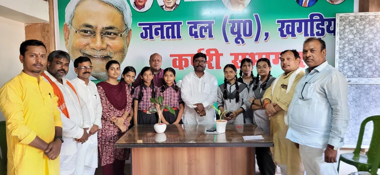 रक्षाबंधन पर विधायक कार्यालय में स्नेह की बंधी डोर, सरस्वती शिशु विद्या मंदिर की छात्राओं ने बबलू मंडल की कलाई पर बांधा रक्षासूत्र; विधायक बोले—“माताओं-बहनों की सुरक्षा और सम्मान म
